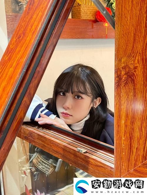 ?；ㄅ吭诓ＡТ?></p><p>?；ㄊ切@里的風云人物，她的美麗總能引起無數(shù)注目。在那窗邊，她孤獨地望著外面的世界，似乎在思考著什么。陽光灑在她的發(fā)上，襯托出她清晰的面容與溫柔的氣質(zhì)。此刻，她的心里充滿了對未來的期待和不安。?；ㄅ吭诓ＡТ埃贿呅蕾p著同學們的歡聲笑語，一邊陷入了自己的思緒中。</p><p>她曾被無數(shù)名男生追求，大家都以為她是個無所憂慮的女孩。然而，在她華麗的外表背后，隱藏著的是對未來的迷茫。學業(yè)的壓力、家庭的期望，甚至是對愛情的渴望，都讓她感到無形的重擔。校花趴在玻璃窗，心中暗自下定決心，無論如何都要努力向前，不讓青春的美麗白白浪費。</p><p>窗外，朋友們正在策劃著一次郊游，那是一個充滿歡聲笑語的提議。她幾乎可以想象到，跟朋友們一同享受陽光與自然的場景。然而，?；▍s覺得自己的心情有些沉重。她害怕被人看到內(nèi)心的脆弱，只能躲在這扇玻璃窗后，仿佛與這個世界隔絕開來。?；ㄅ吭诓ＡТ埃m然外邊的歡鬧聲聽得清清楚楚，但她卻難以融入其中。</p><p>就在這個時候，好友走了進來，目光一眼就捕捉到了?；ǖ那榫w。她輕輕走過來，坐在?；ㄉ磉?，和她分享起最近的趣事。那一刻，陽光透過窗戶，灑在兩個女孩的身上，溫暖而明亮。?；ǖ男那闈u漸被友誼的溫度融化，她發(fā)現(xiàn)自己并不孤單，身邊始終有著支持自己的朋友。</p><p>在這一場景中，校花趴在玻璃窗的畫面變得生動起來。她將臉頰貼在窗玻璃上，仙楓游戲網(wǎng)發(fā)笑，笑容中夾雜著對生活的感悟。青春就是這樣的復雜而美麗，盡管有波瀾起伏，但更多的是陽光燦爛的時刻。她暗自提醒自己，應該珍惜身邊的人和事，迎接每一次挑戰(zhàn)。</p><p>最后，?；Q定走出這扇窗戶，參與到同學們的歡笑中。她輕輕起身，朝窗外走去，仿佛從玻璃的束縛中解放了出來。在那一瞬間，校花明白，青春雖短暫，但只要心中有夢想，生活就會充滿無限可能。?；ㄅ吭诓ＡТ暗墓适?，將會成為她青春歲月中最美麗的回憶。</p>            </div>
        </div>
        <div   id=